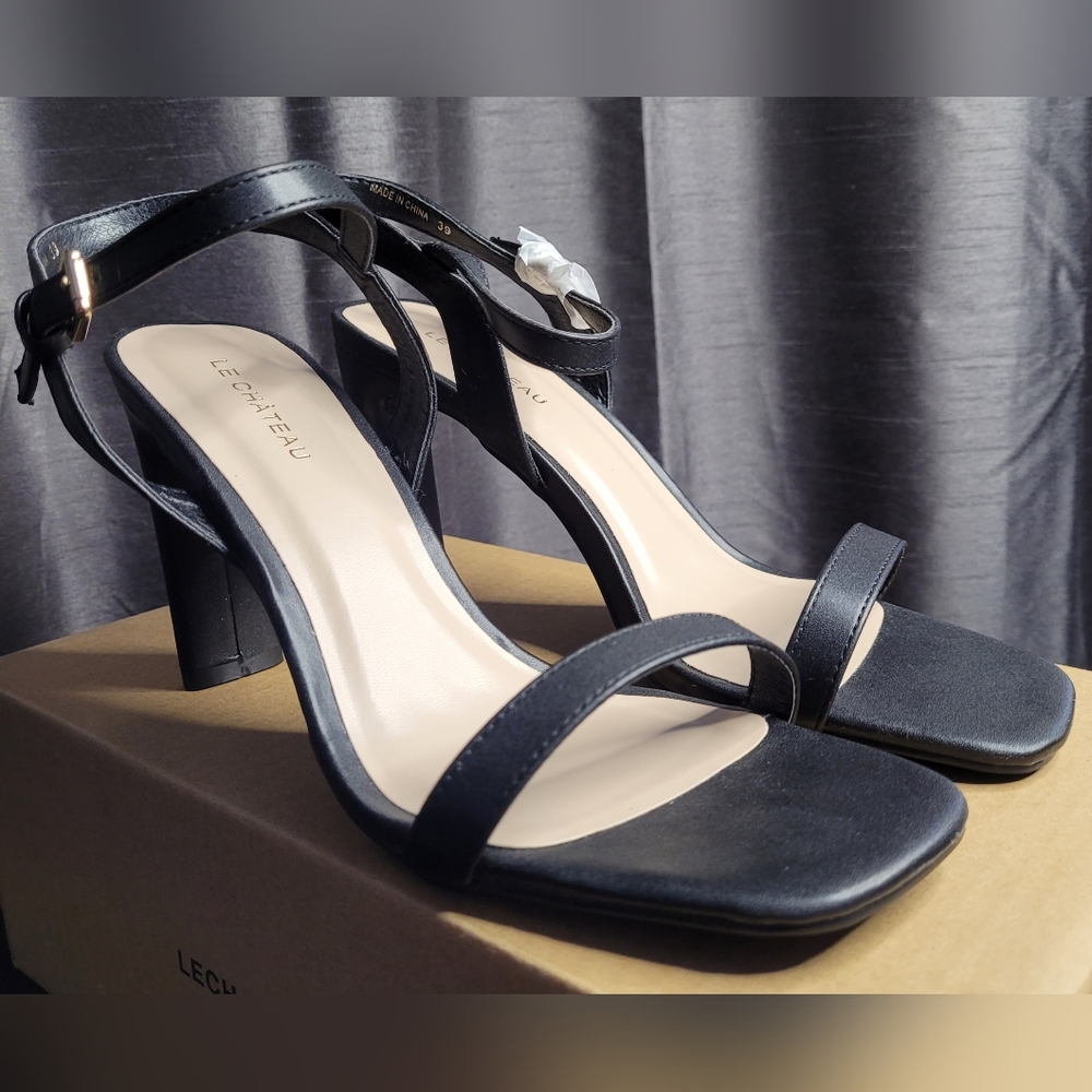 8/39 Le Château brand new black sandals
